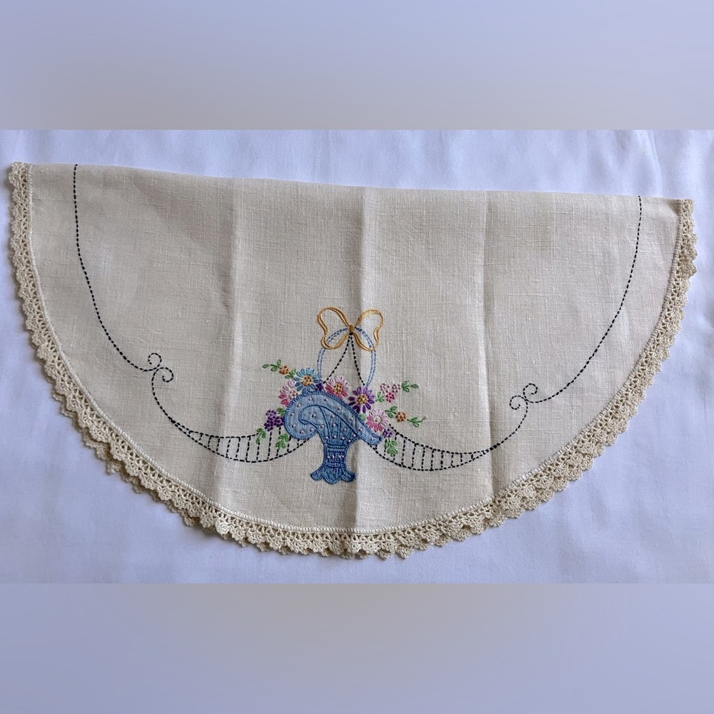 VINTAGE Embroidered Round Linen Tablecloth Diolies with Hand Embroidered… - Picture 4 of 8
